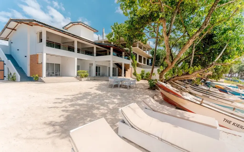 Beachfront Surfcamp Sri Lanka Außenbereich + Sonnenliegen + Boote