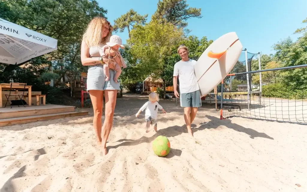 Familiensurfcamp Moliets Beachsoccer mit Kindern