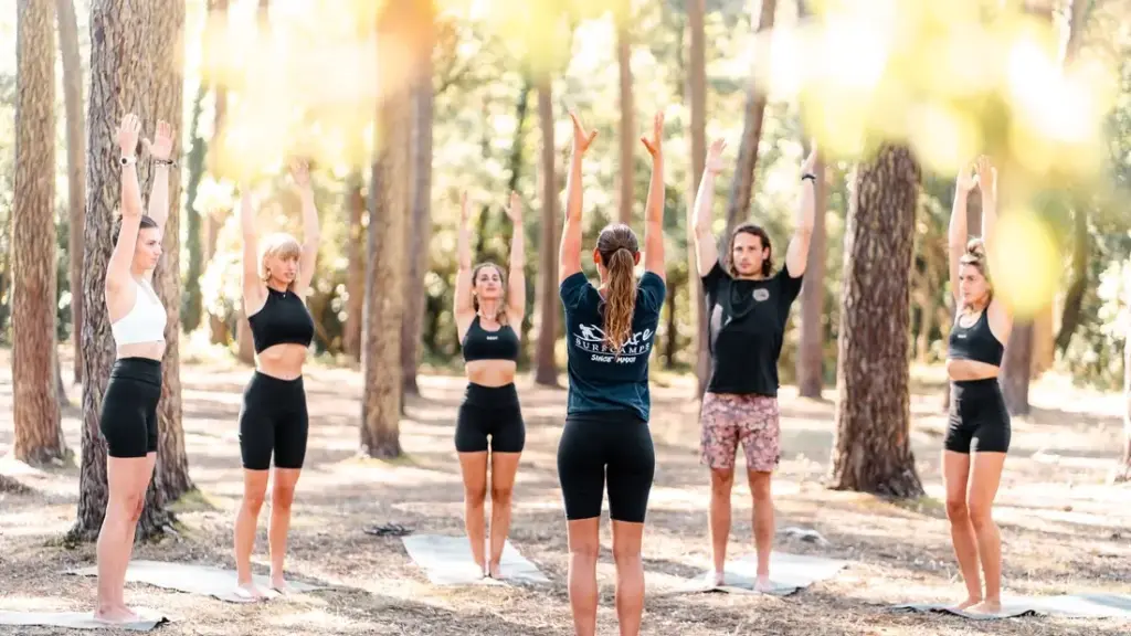 Surfhouse Moliets Yoga-Session im Pinienwald