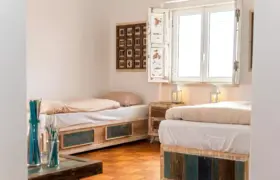 Das 4er Mehrbettzimmer im Eco Surflodge Caparica