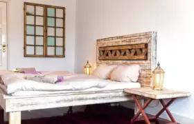 Das Doppelzimmer mit Bad in der Eco Surflodge Caparica