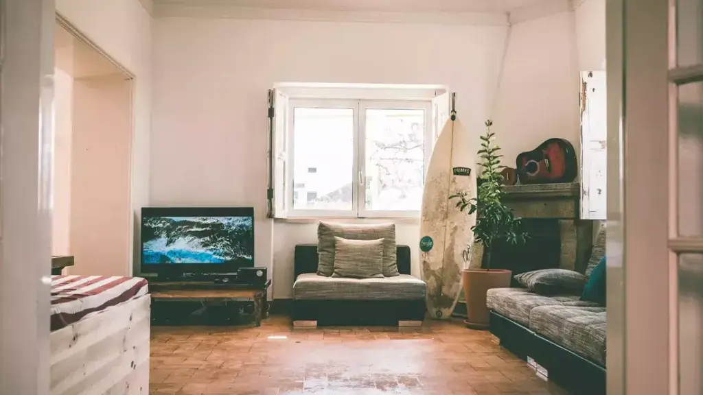 Das Wohnzimmer der Eco Surflodge Caparica