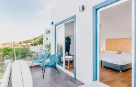 Das Doppelzimmer mit Bad im Beachfront Surfcamp Caparica