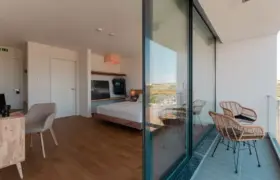 puresurfcamps-surfcamp-portugal-surf-villa-ericeira-premium-suites-balkon-poolsicht