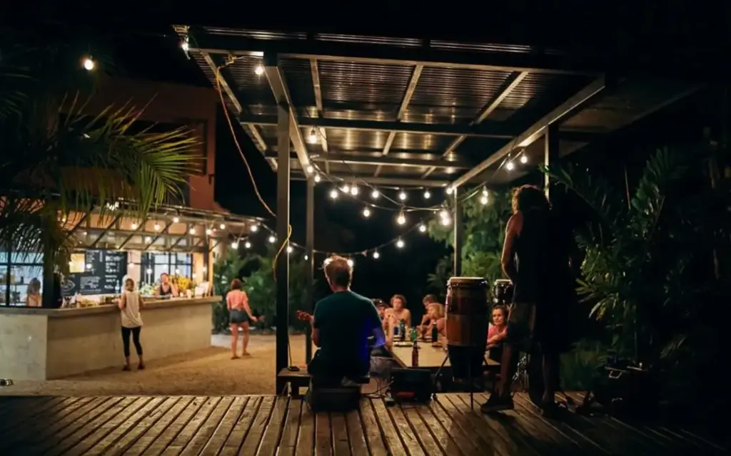 csurfcamp-costa-rica-bar-abend