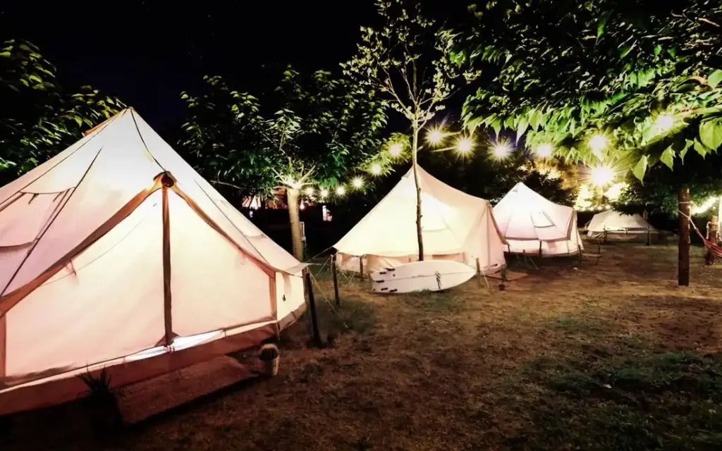 elementsurf-surfcamp-oyambre-Zelte-bei-nacht