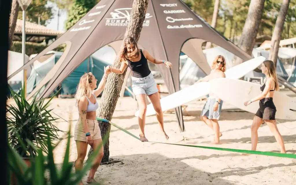 puresurfcamps-frankreich-jugendreise-surfcamp-st-girons-slackline
