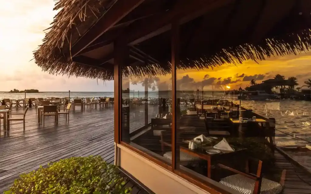 puresurfcamps-malediven-surfresort-lohis-luxus-surftrip_compressed