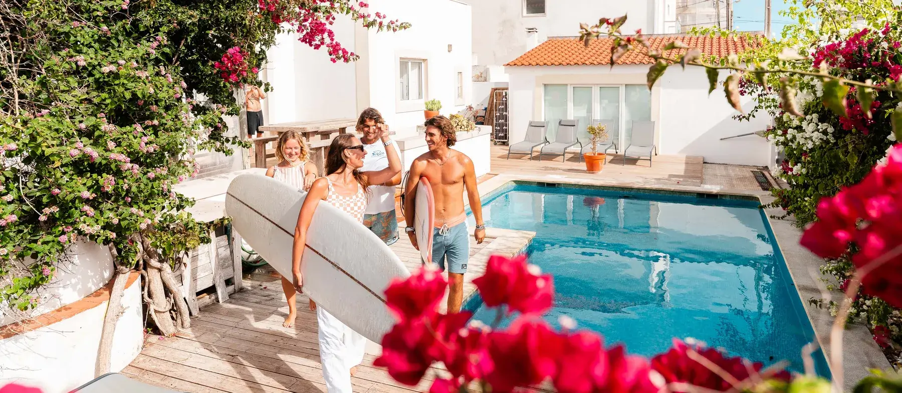 Der Pool in der Eco Surflodge Caparica