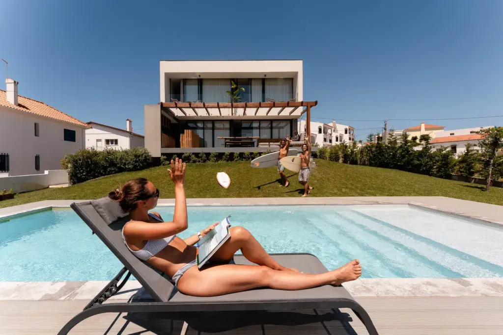 Surf Villa Ericeira Liege am Pool