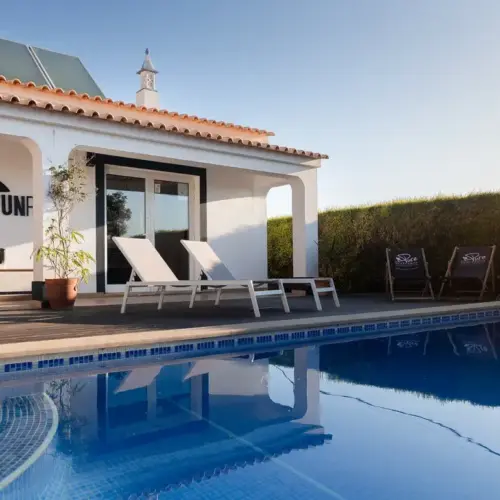 Der Pool vom Surfcamp Algarve
