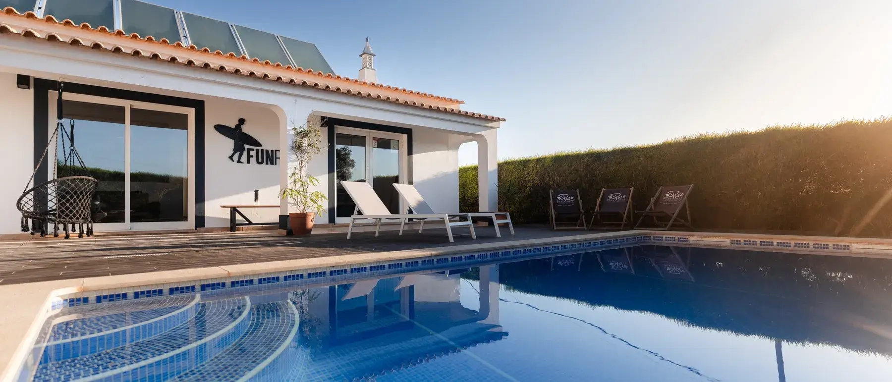 Der Pool vom Surfcamp Algarve