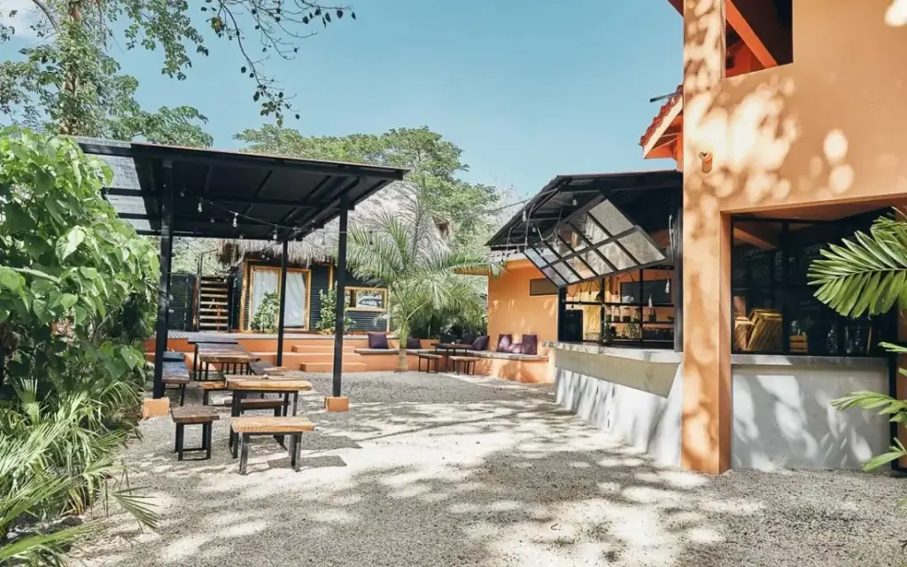 surfcamp-costa-rica-bar-palmen