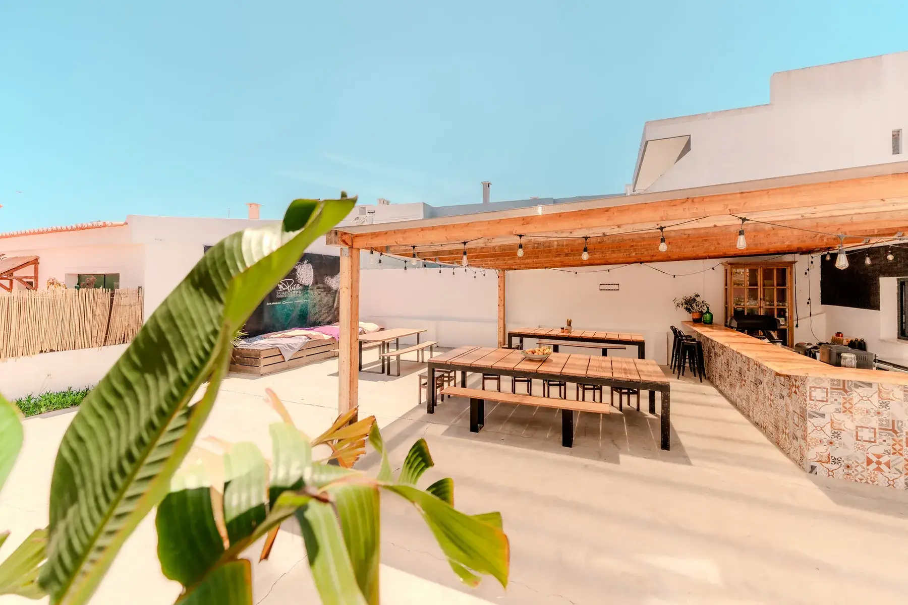 Die Essensarea im Surfhouse Caparica