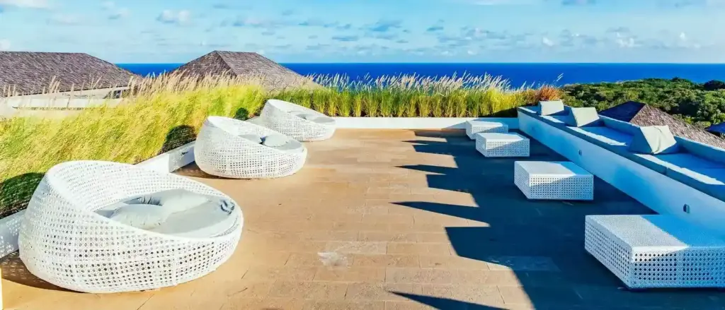 wellenreiten-indo-bali-surfcamp-green-bowl-pool-sonnendeck-meerblick_compressed