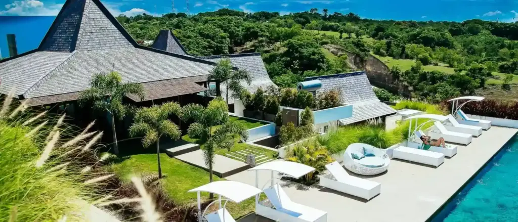 wellenreiten-rapture-surfcamp-green-bowl-bali-mit-pool_compressed