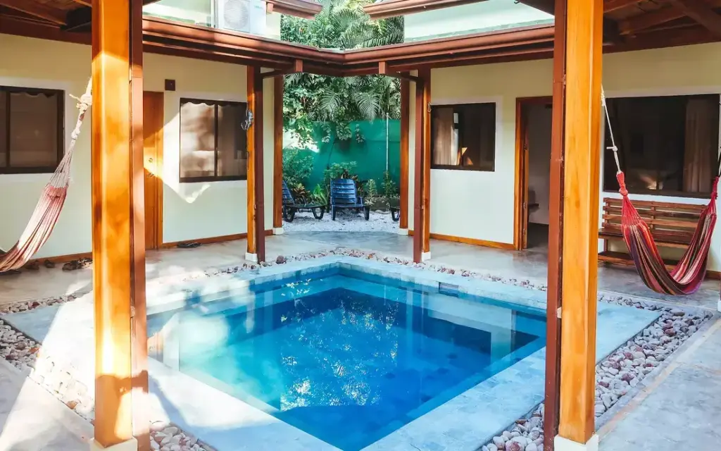 wellenreiten-zopilote-surfcamp-costa-rica-innenbereich-kleiner-pool