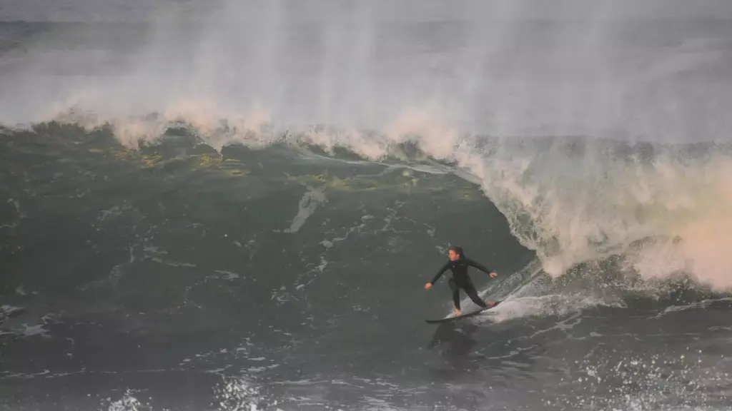 Lena_Kemna_surft_Welle_in_Coxos_Ericeira