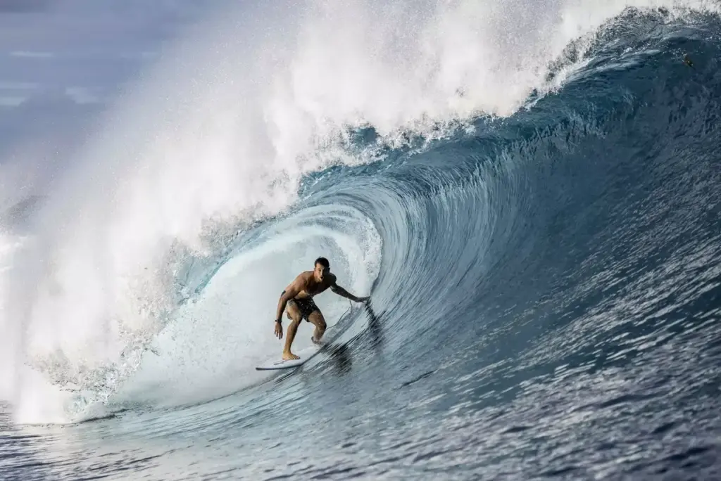 Leon Glatzer surft in Barrel