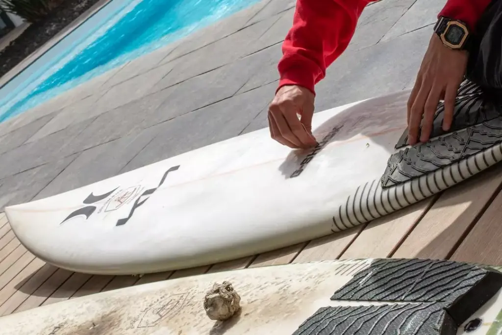 Schritt 1 Altes Surfwachs entfernen