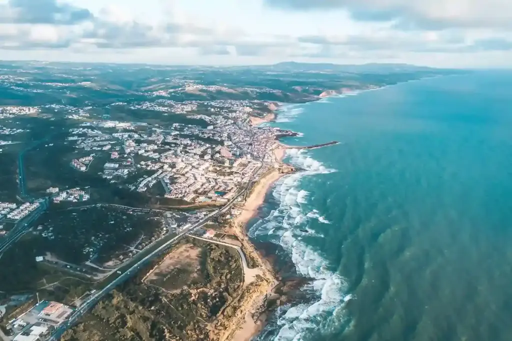 Surfen in Ericeira - Drohnenaufnahme von oben