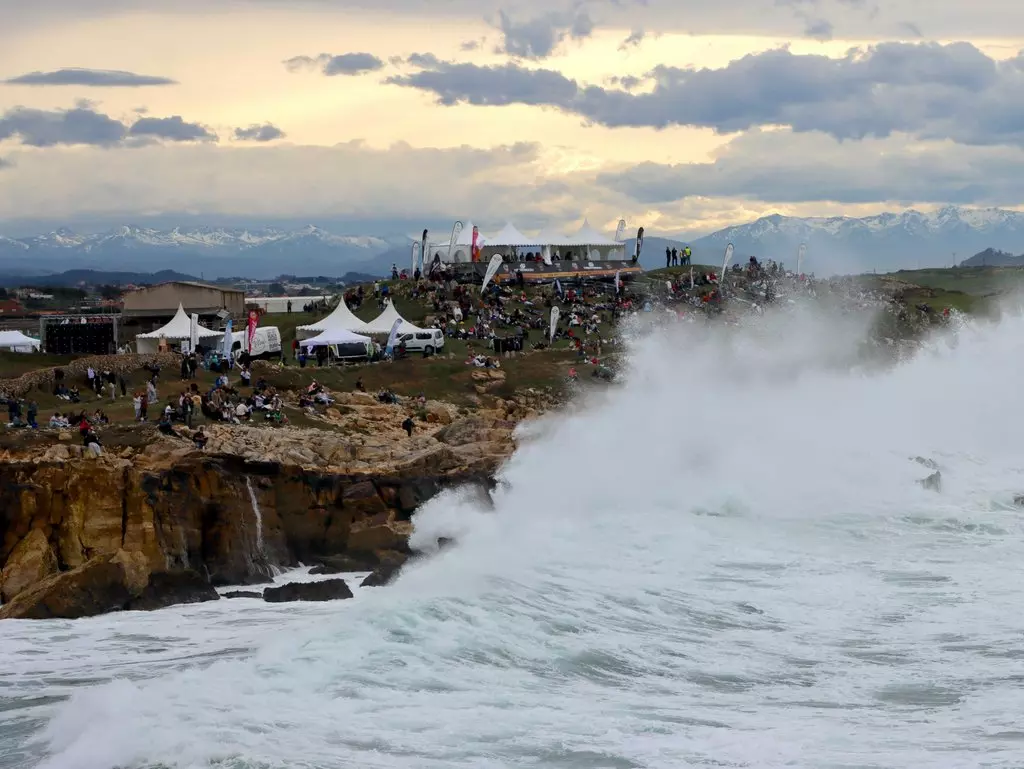 die_crowd_beim_Big_wave_event_in_spanien