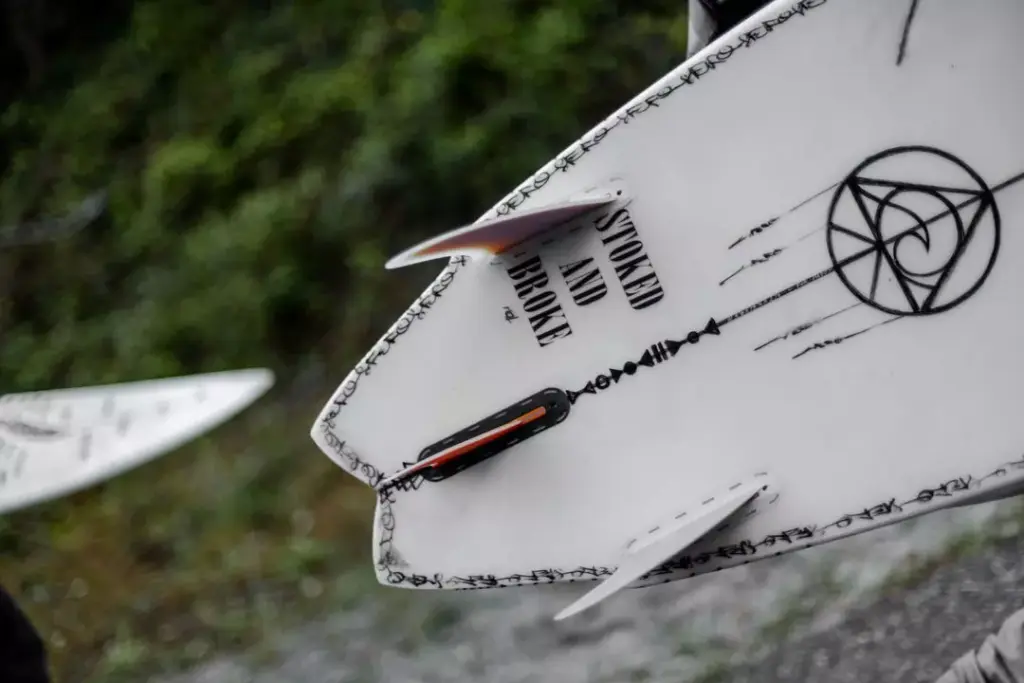 finnen-quad-thruster-single-fin-stoked-and-broke