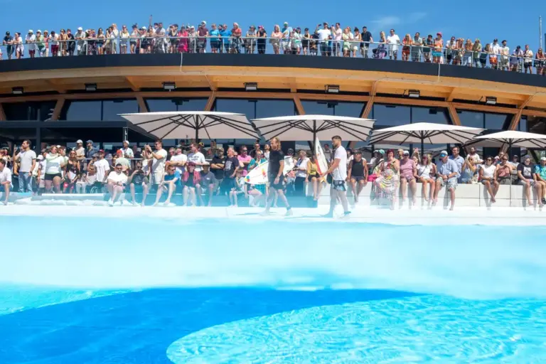 puresurfcamps-o2surftown-munich-opening-surf-pool