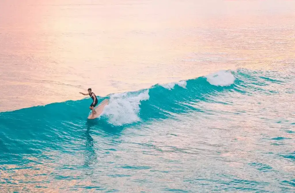 wellenreiten-Surfer-auf-Longboard