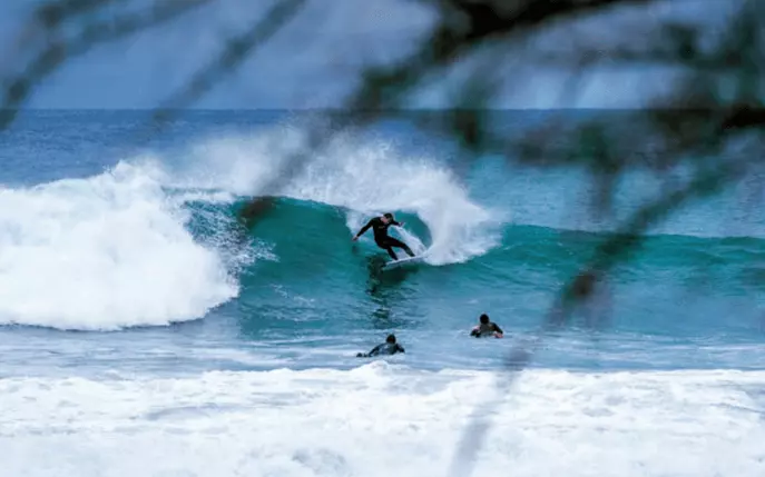 wellenreiten-magazin-online-marlon-lipke-griechenland-weinachten-gony-Zubizarreta-Yannick-de-Jager-3-Surfer-im-Wasser