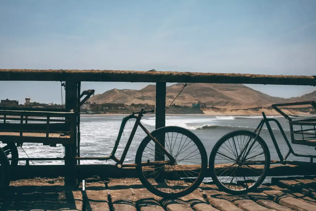 wellenreiten-surfen-magazin-matze-ried-behind-the-lens-peru-welle-fahrrad