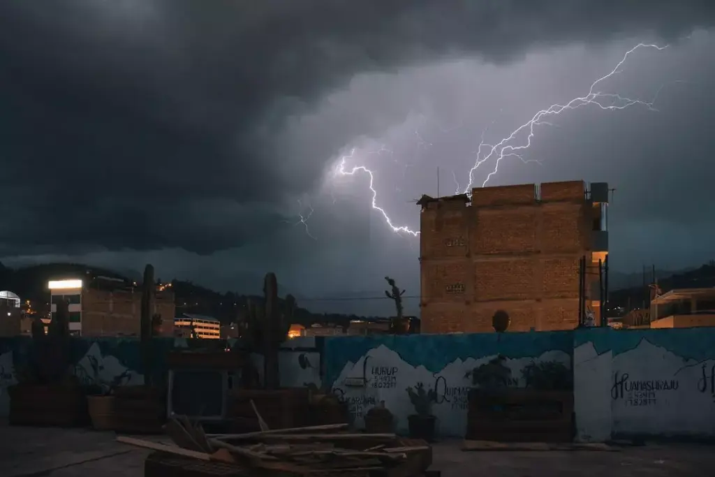 wellenreiten-surfen-magazin-print-surf-online-news-surfwelt-lifestyle-surfbrett-wellen-meer-ozean-natur-lebensstil-matze-ried-behind-the-lens-lightning