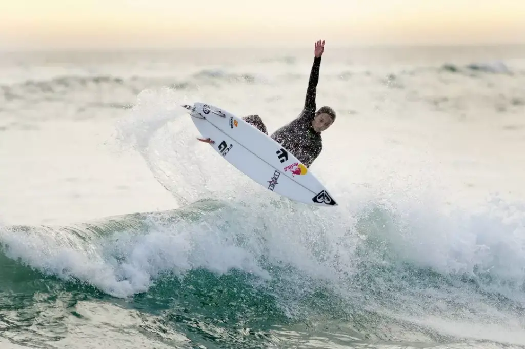 wellenreiten-surferin-Sally Fitzgibbons