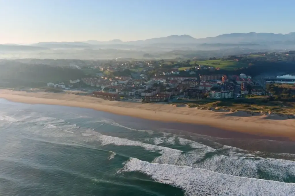 Surfcamp Loredo Surfen Drohnenshot Küste