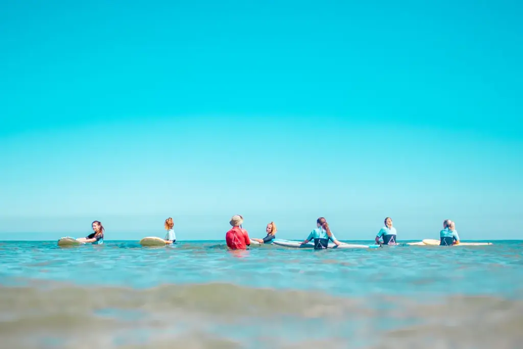 Surfcamp Zarautz Surfkurs Theorie im Wasser